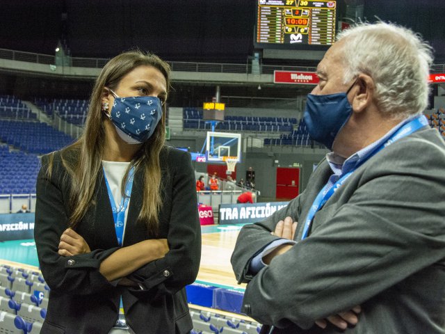 María Enríquez, enfermera del Instituto de Investigación del CGE y Florentino Pérez Raya, presidente del CGE antes del partido en el WiZink Center